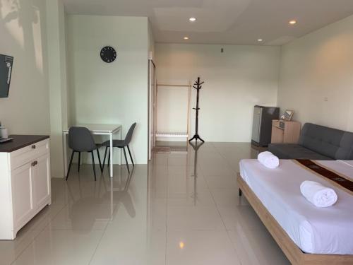 Khao Oat Airport,Nai Yang Beach>>Mai Khao,2.5 star