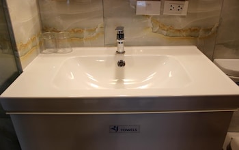 v one pride sukhumvit 22 bangkok