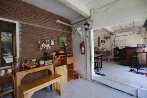 banana hostel donmuang