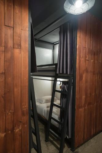 banana hostel donmuang