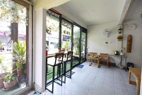 banana hostel donmuang