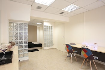 gk airport suites