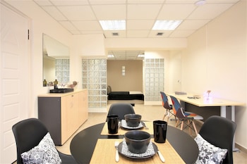 gk airport suites