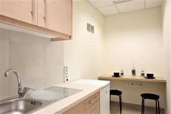 gk airport suites