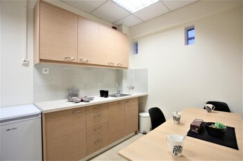 gk airport suites