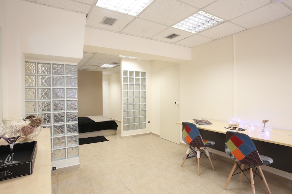 gk airport suites
