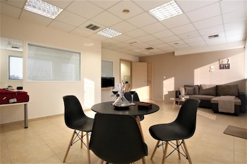 gk airport suites