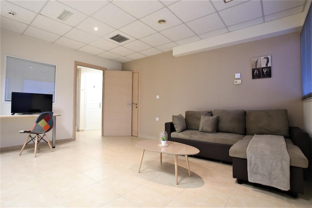 gk airport suites