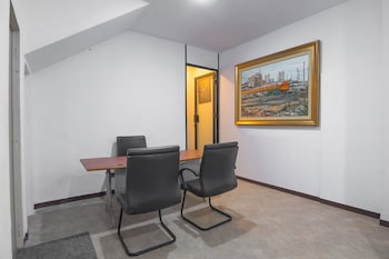 reddoorz near itc mangga dua