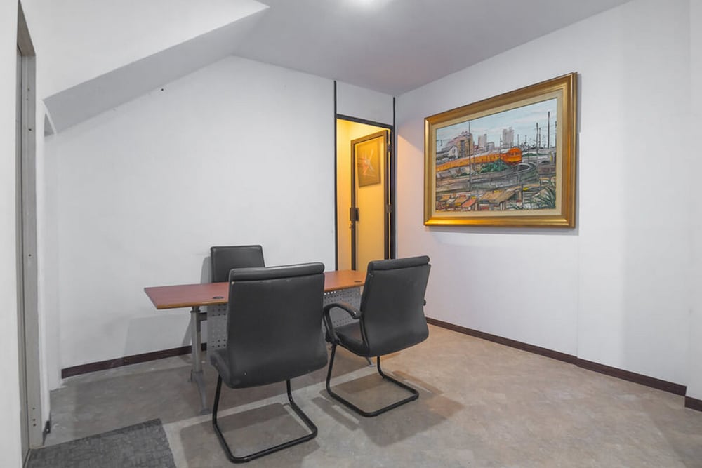 reddoorz near itc mangga dua