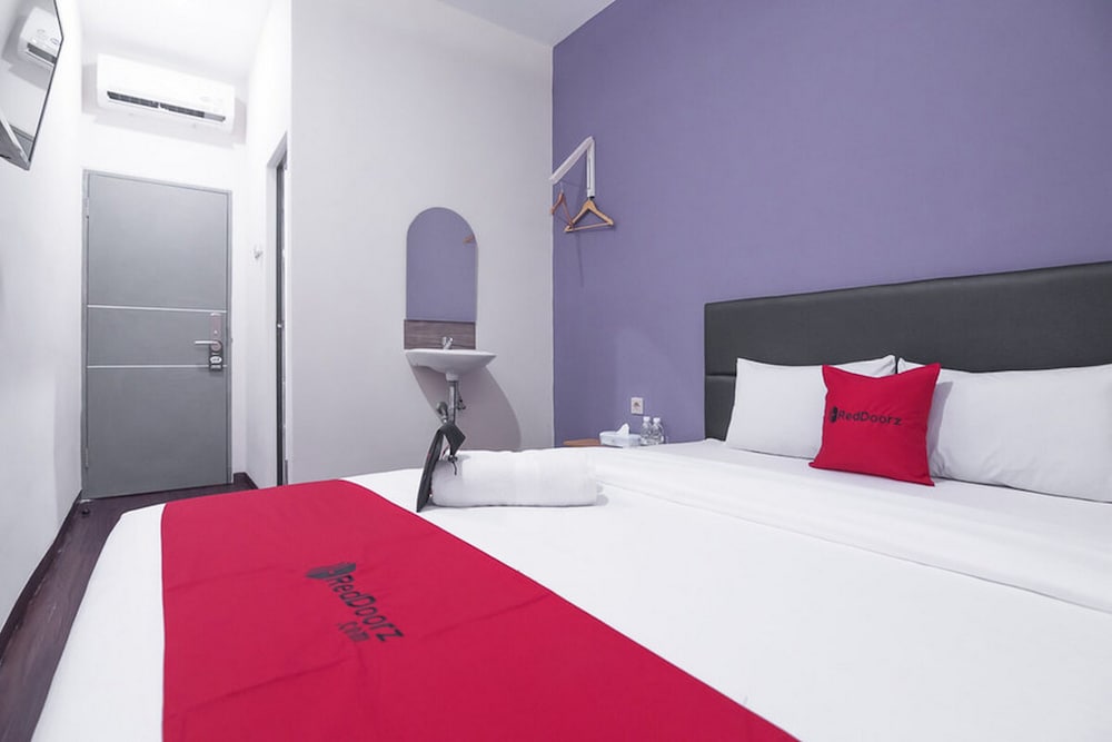 reddoorz near itc mangga dua