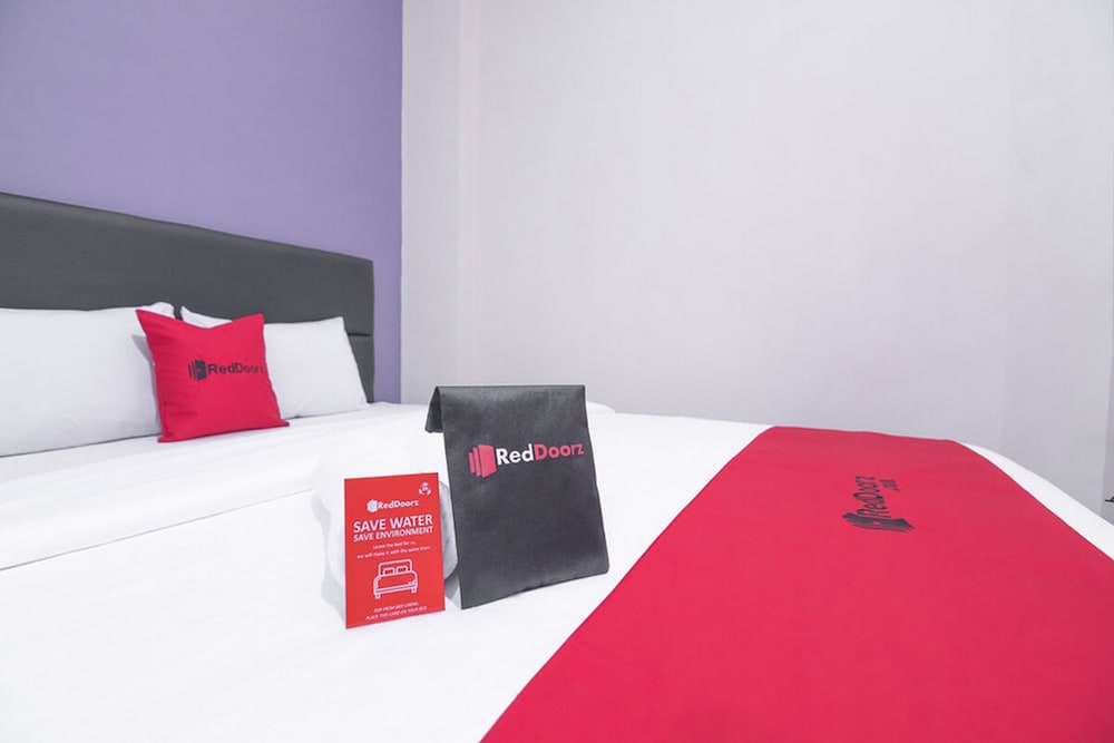 reddoorz near itc mangga dua