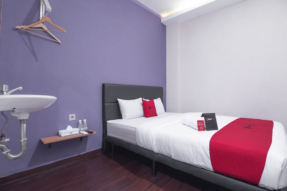 reddoorz near itc mangga dua