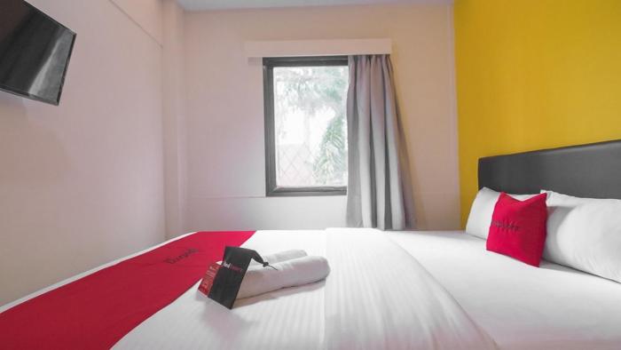 reddoorz near itc mangga dua