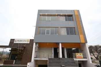 oyo 27743 hotel platina