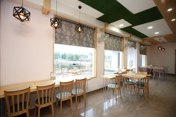 oyo 27743 hotel platina