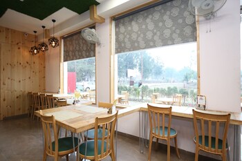 oyo 27743 hotel platina