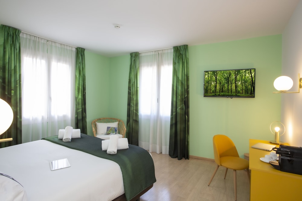 casual colours barcelona hotel