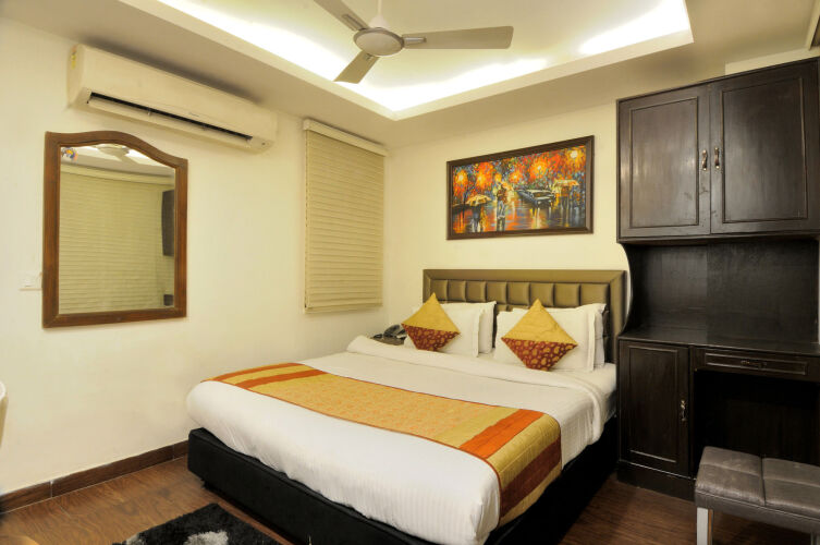 check in room chuna mandi