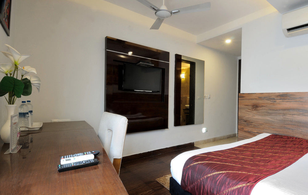 check in room chuna mandi