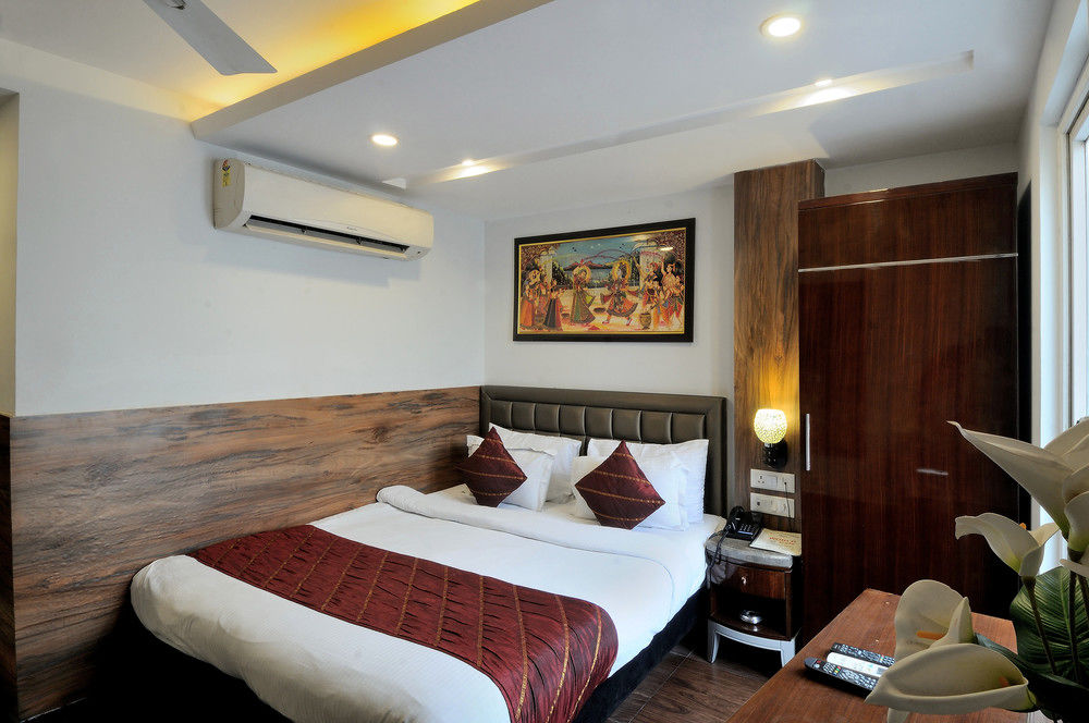 check in room chuna mandi