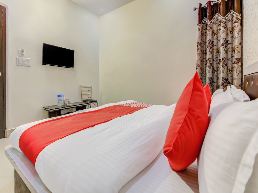 oyo 28040 hotel cg inn
