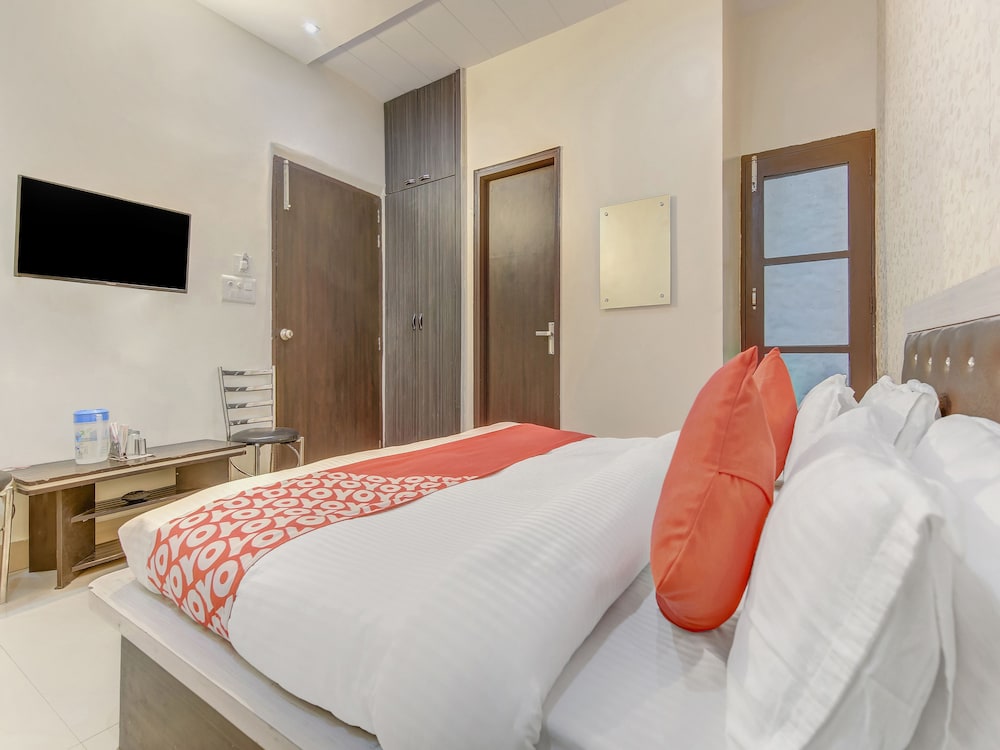 oyo 28040 hotel cg inn