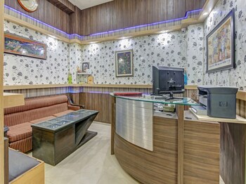 oyo 28040 hotel cg inn