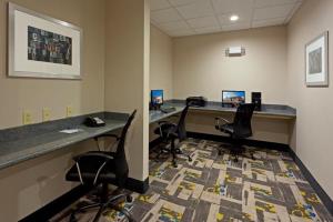 holiday inn express and suites batavia darien lake