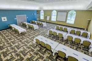 holiday inn express and suites batavia darien lake