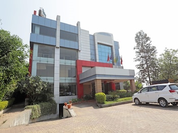 oyo 6401 the neelam executive