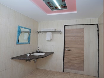 oyo 6401 the neelam executive