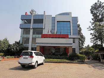 oyo 6401 the neelam executive