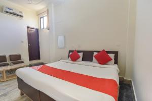 Hotel O Shree Laxmi Palace,Near - Jolly Grant Airport,3 star
