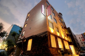 Hotel Paragon Suites,In New Delhi (South West),3 star