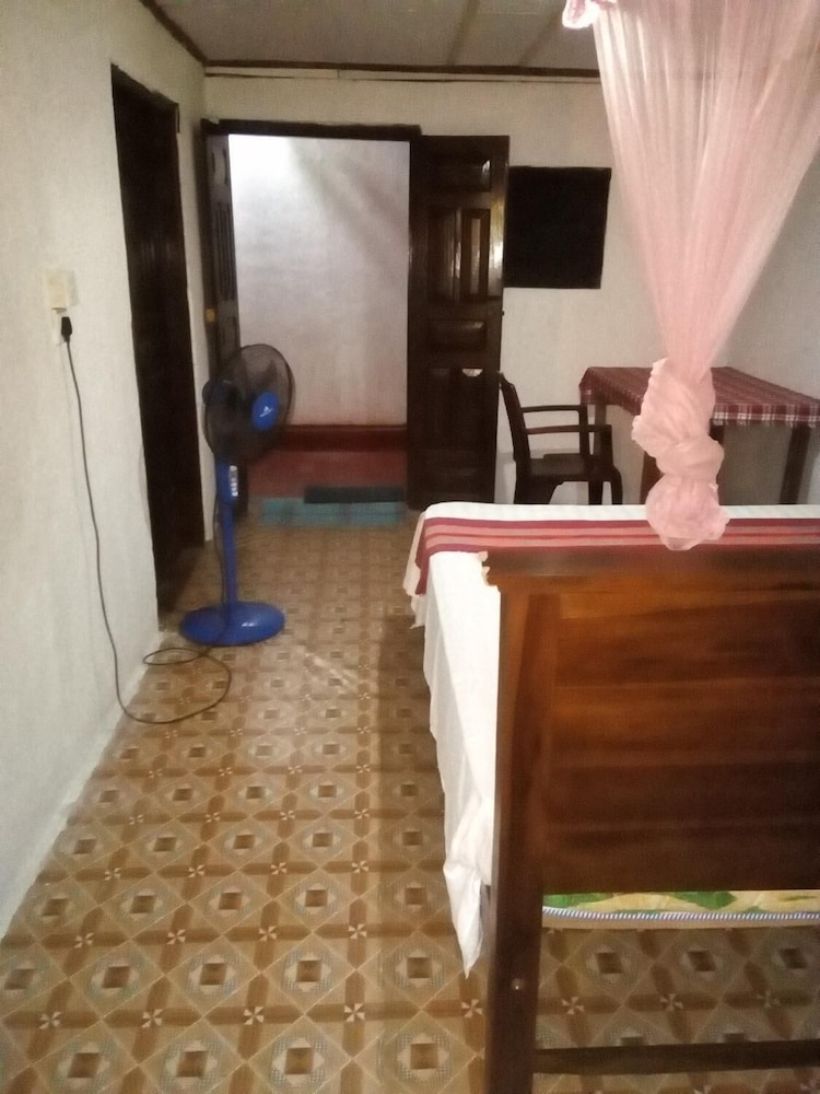 thevindu guest and red mud resturent