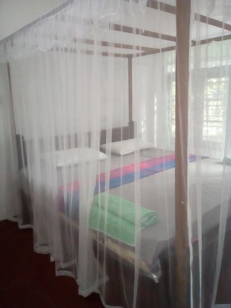 thevindu guest and red mud resturent