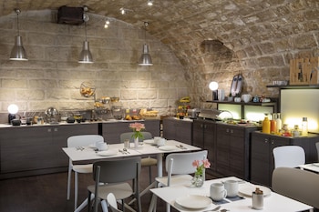 Hotel Elysees Regencia,41, Avenue Marceau,4 star