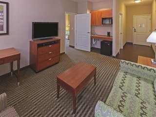 Comfort Inn & Suites,Houston>>Cleveland,3 star