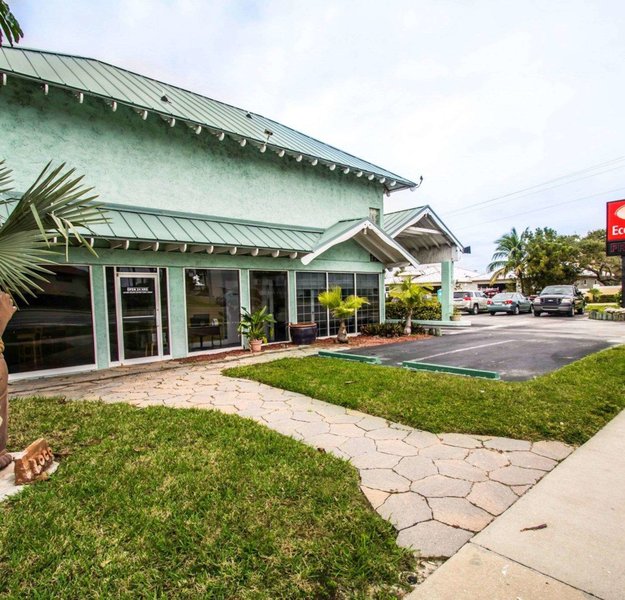 econo lodge cocoa beach  near the port