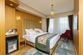 obelisk hotel and suites