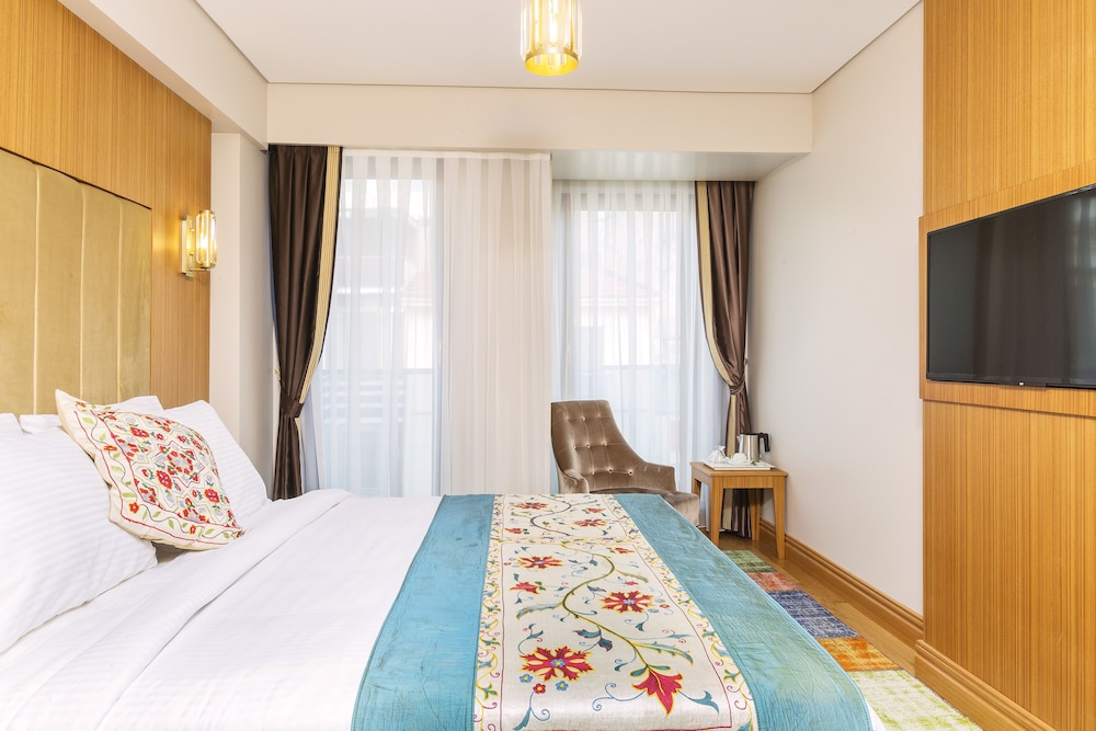 obelisk hotel and suites