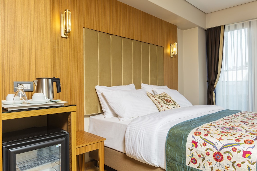 obelisk hotel and suites