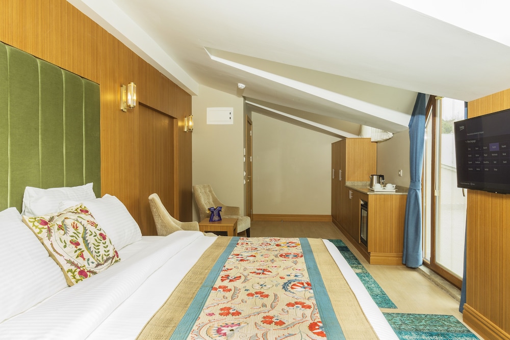 obelisk hotel and suites