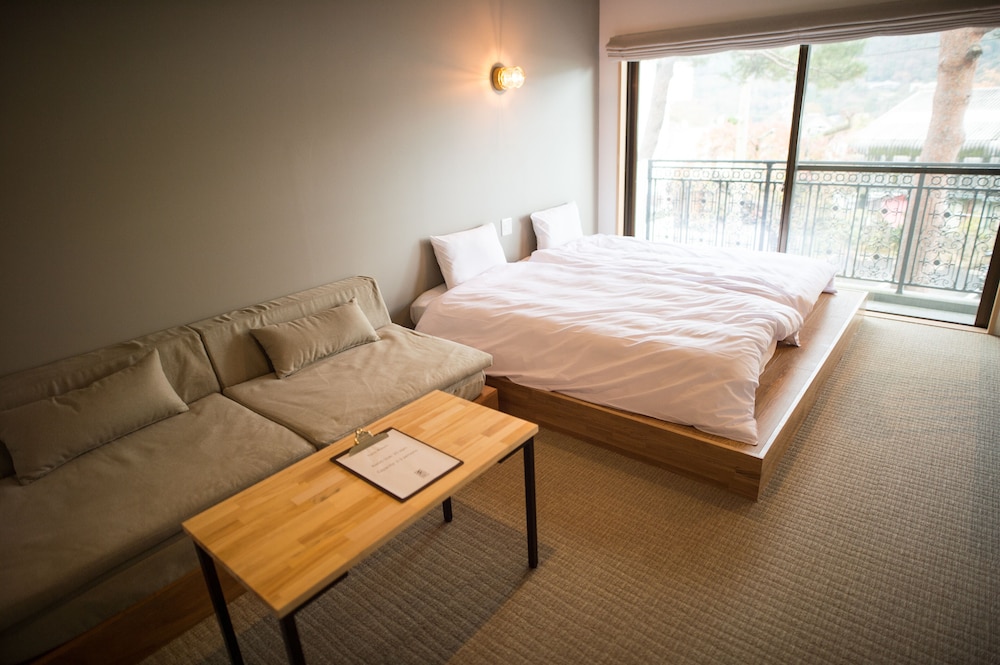 emblem flow hakone hostel