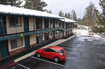 cedar inn and suites