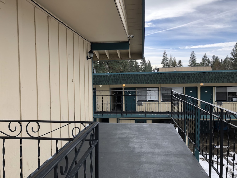 cedar inn and suites