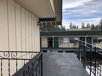 cedar inn and suites