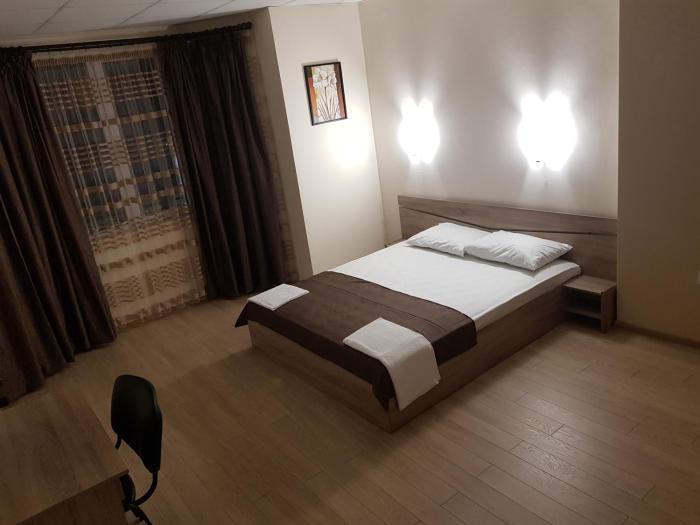 twain apart and rooms