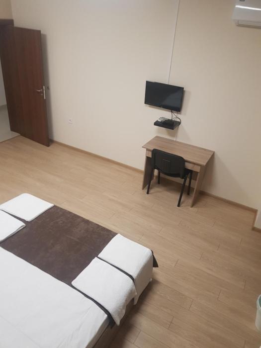 twain apart and rooms